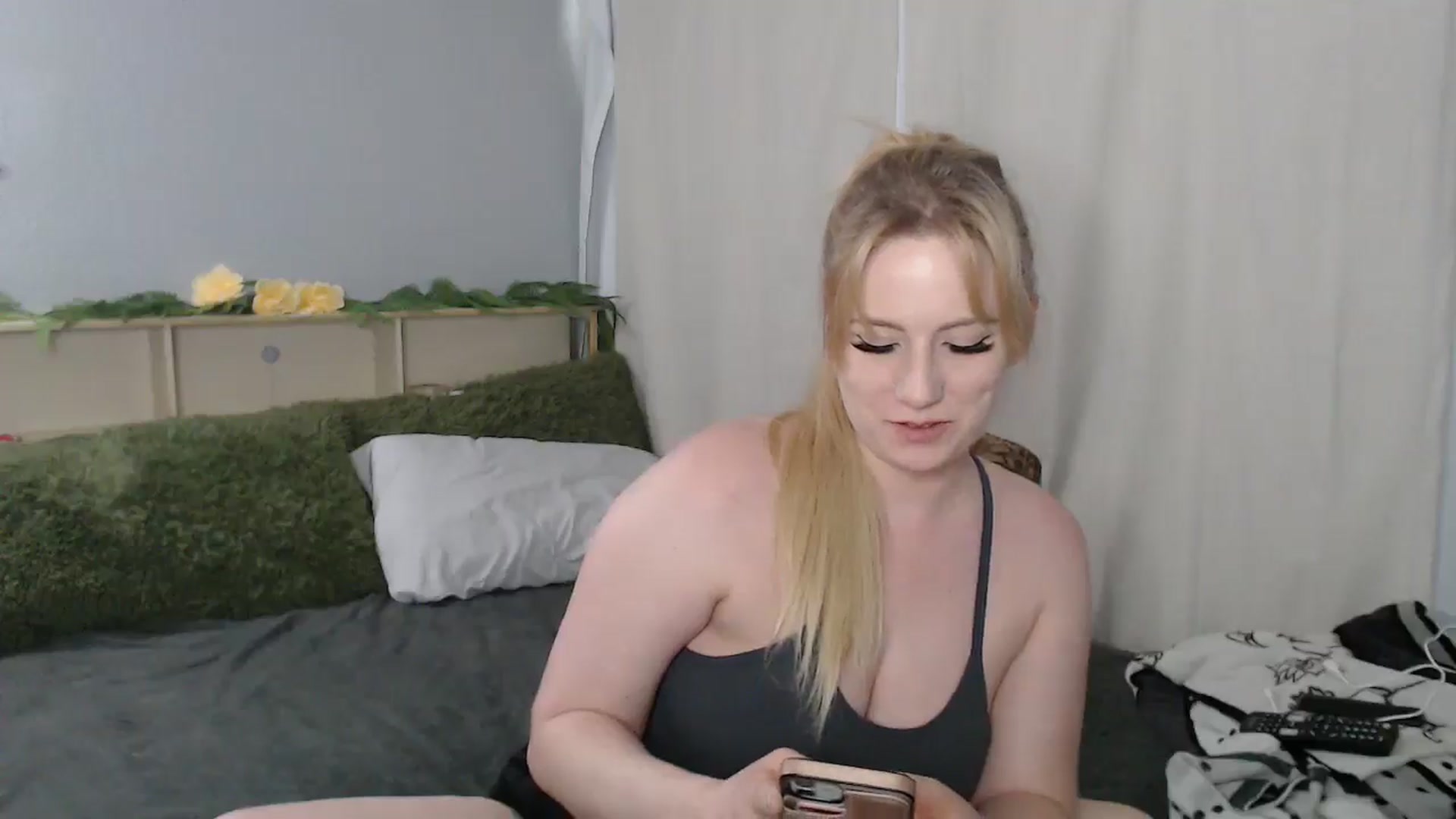Gallery image thumbnail from Gardengirl69's myfreecams stream on, 07/03/2025, 24:31 image 8 of 20