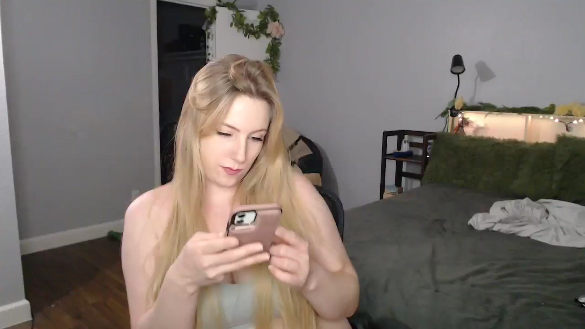 Gallery image thumbnail from Gardengirl69's myfreecams stream on, 08/03/2025, 23:48 image 8 of 20