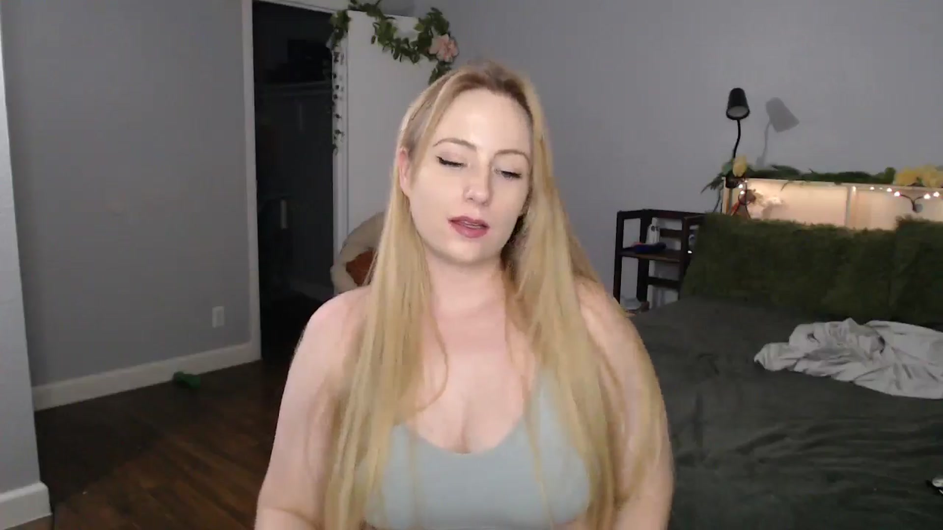 Gallery image thumbnail from Gardengirl69's myfreecams stream on, 08/03/2025, 23:48 image 4 of 20