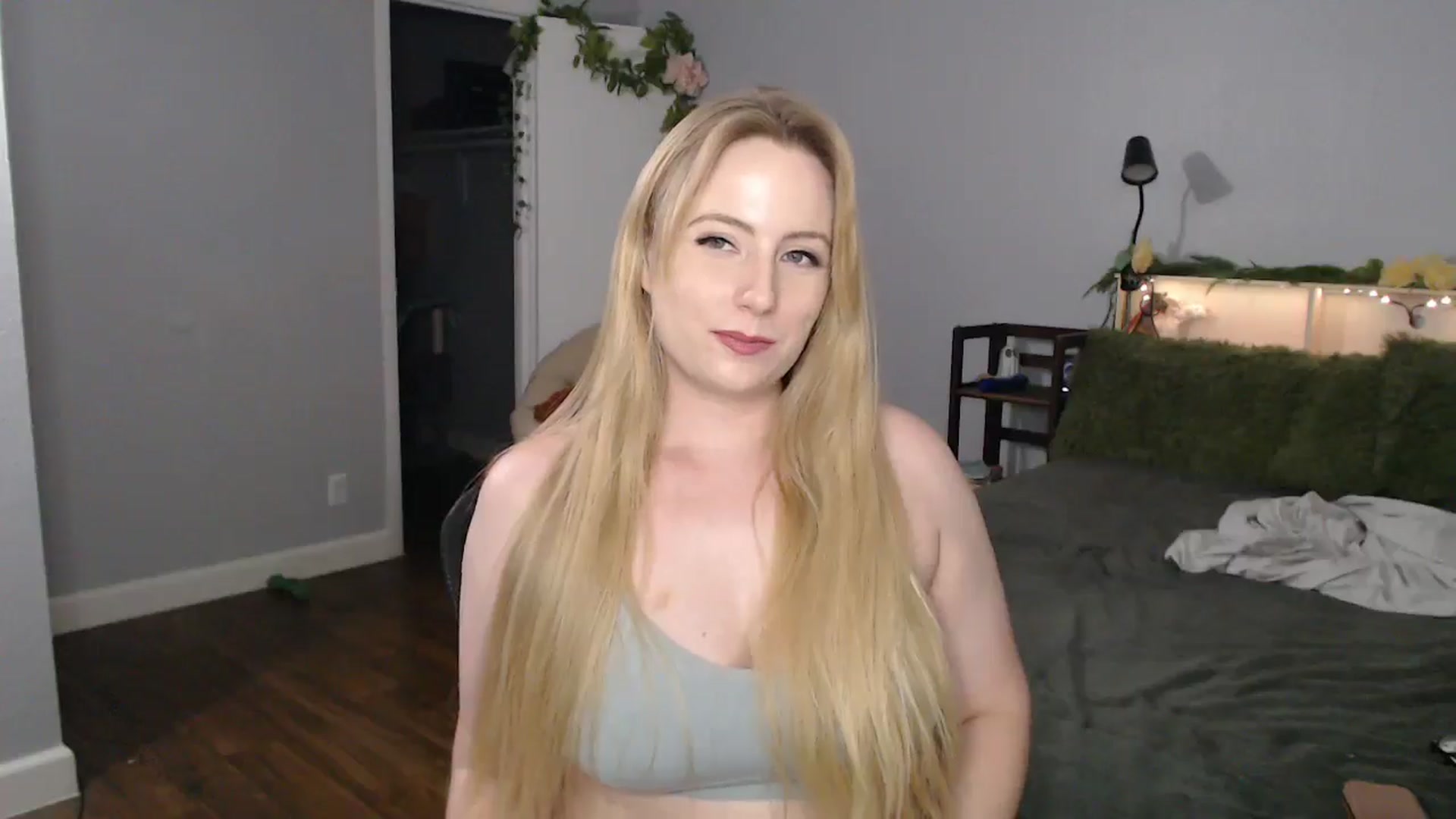 Gallery image thumbnail from Gardengirl69's myfreecams stream on, 08/03/2025, 23:48 image 17 of 20