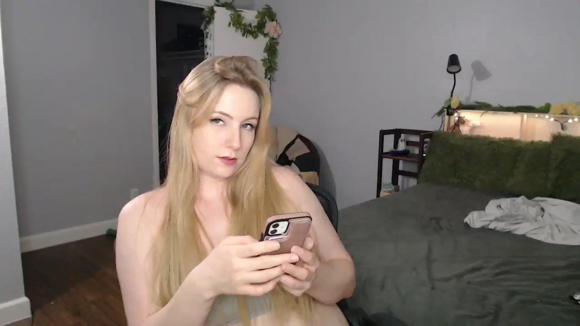 Gallery image thumbnail from Gardengirl69's myfreecams stream on, 08/03/2025, 23:48 image 9 of 20
