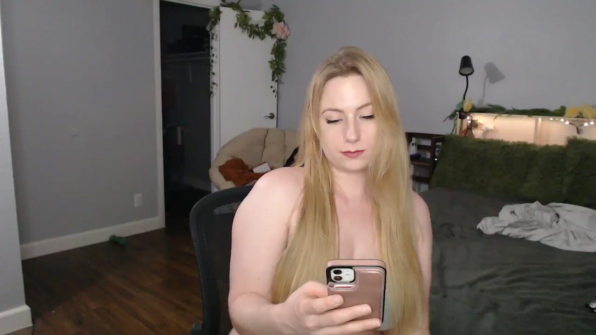 Gallery image thumbnail from Gardengirl69's myfreecams stream on, 08/03/2025, 23:48 image 16 of 20