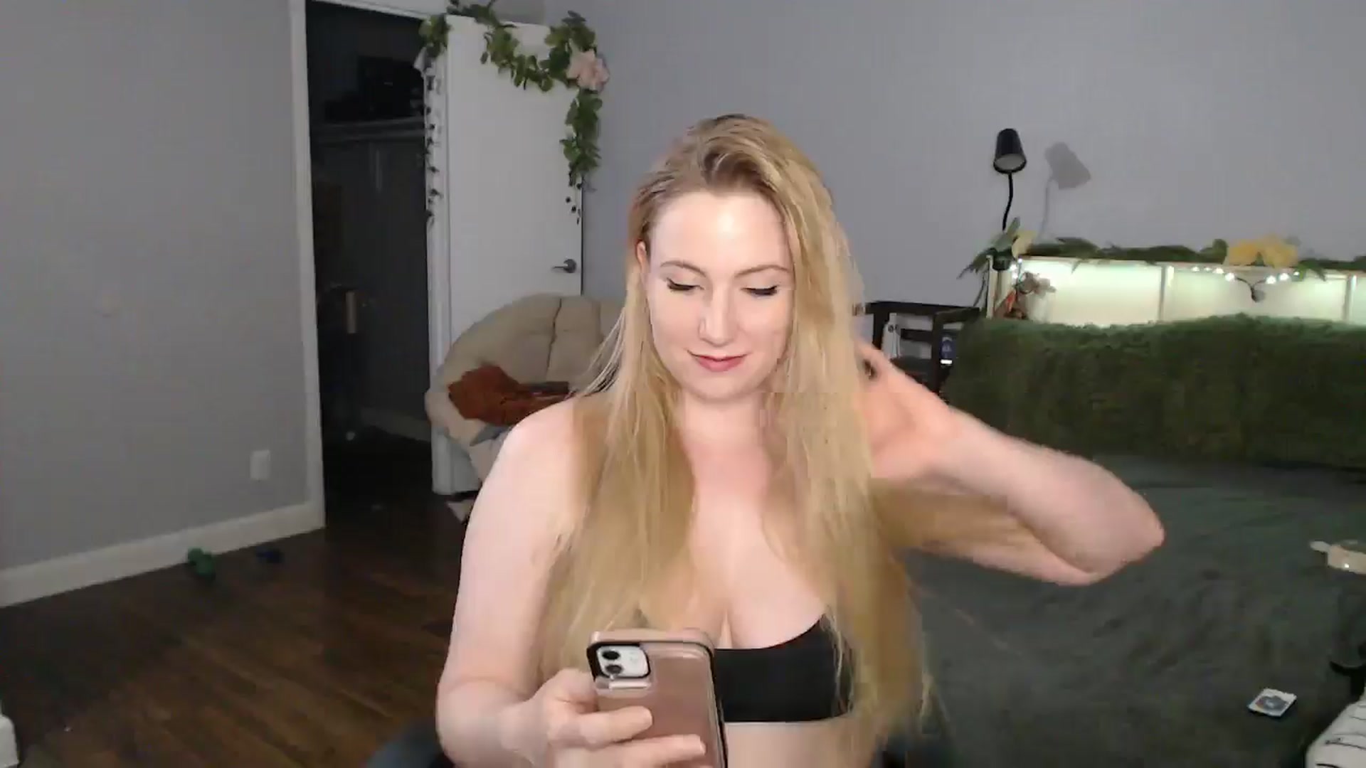 Gallery image thumbnail from Gardengirl69's myfreecams stream on, 08/05/2025, 24:06 image 18 of 20