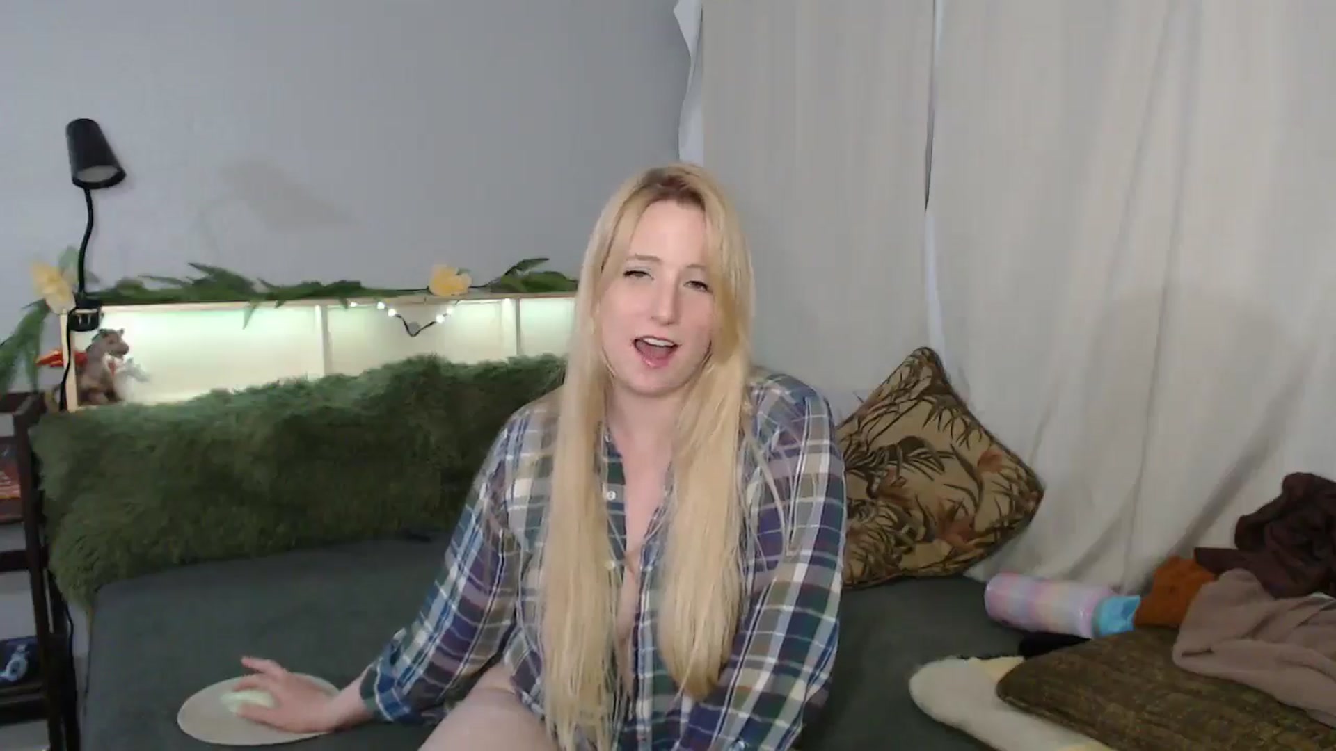 Gallery image thumbnail from Gardengirl69's myfreecams stream on, 10/20/2025, 24:56 image 4 of 20