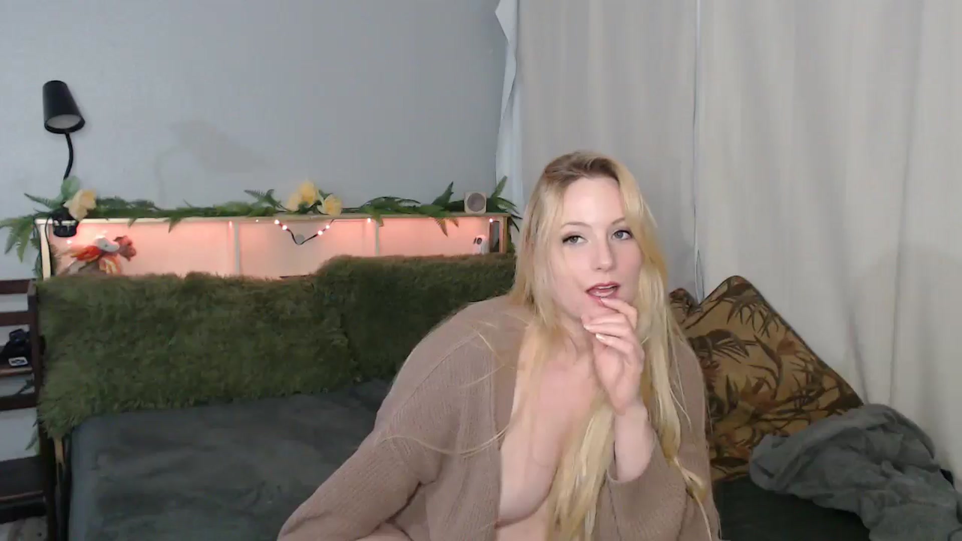 Gallery image thumbnail from Gardengirl69's myfreecams stream on, 01/25/2026, 04:45 image 4 of 20