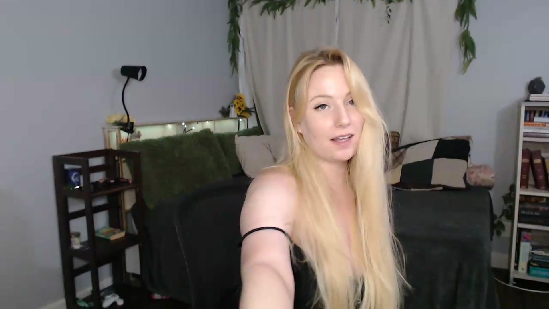 Gallery image thumbnail from Gardengirl69's myfreecams stream on, 05/16/2026, 22:36 image 17 of 20