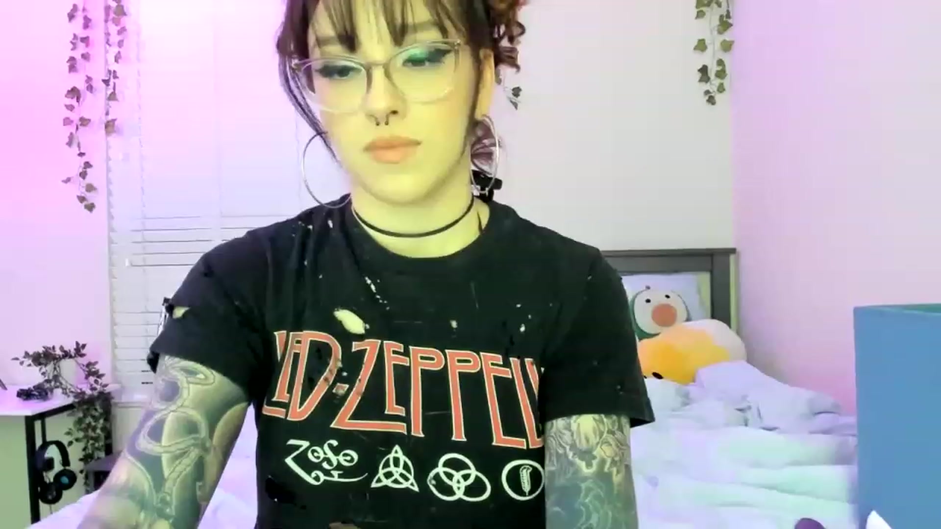 Gallery image thumbnail from GeminiJade69's myfreecams stream on, 05/15/2023, 06:54 image 5 of 20