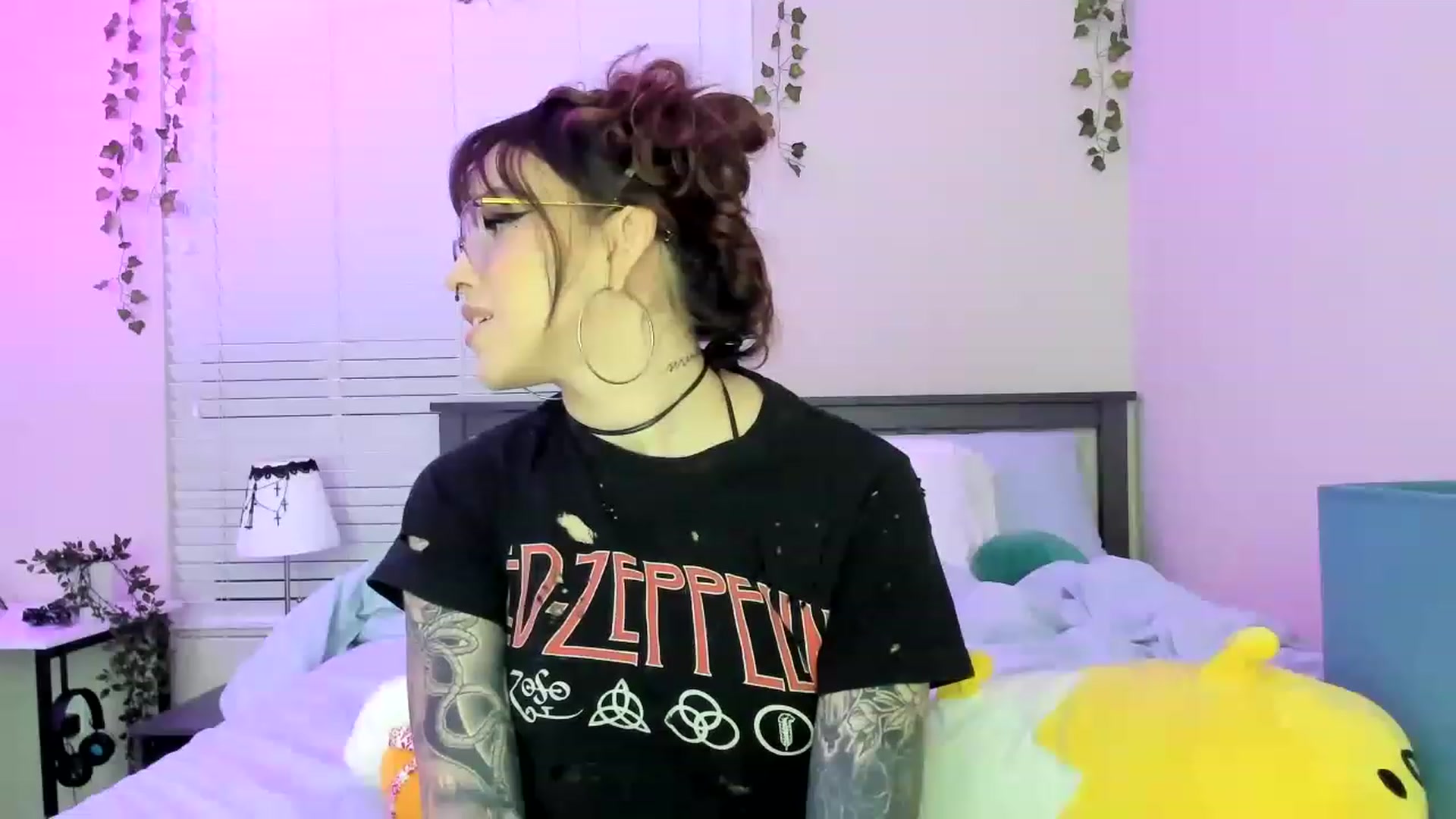 Gallery image thumbnail from GeminiJade69's myfreecams stream on, 05/15/2023, 06:54 image 15 of 20
