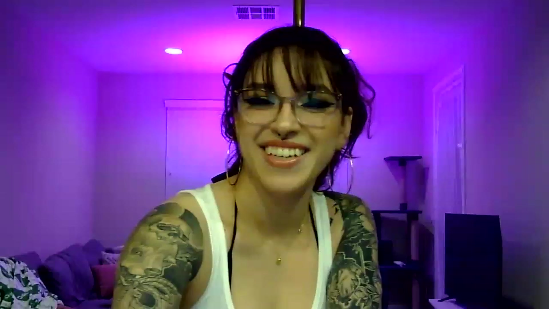 Gallery image thumbnail from GeminiJade69's myfreecams stream on, 06/01/2023, 05:18 image 4 of 20