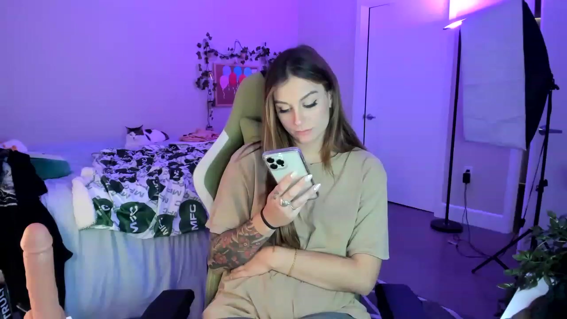Gallery image thumbnail from GeminiJade69's myfreecams stream on, 06/16/2023, 08:33 image 18 of 20