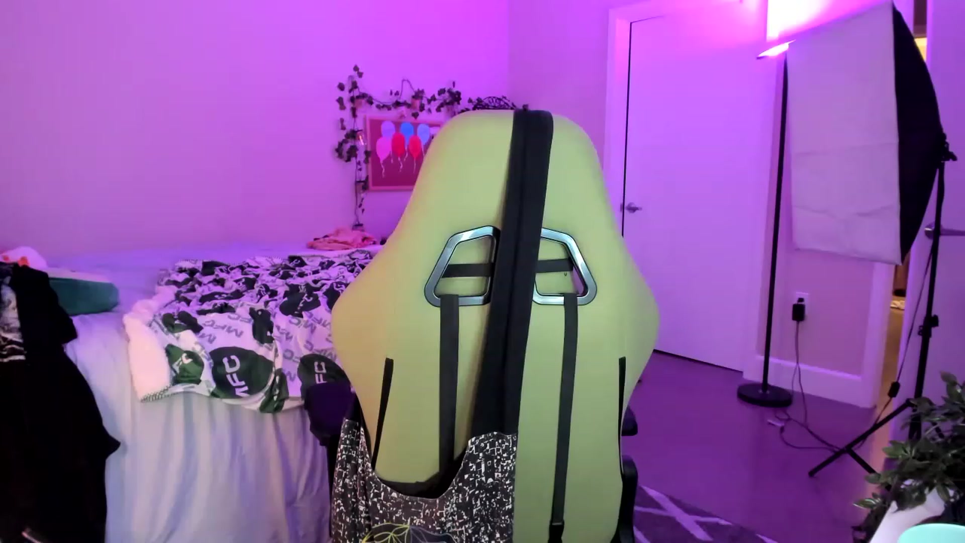Gallery image thumbnail from GeminiJade69's myfreecams stream on, 06/16/2023, 08:33 image 5 of 20