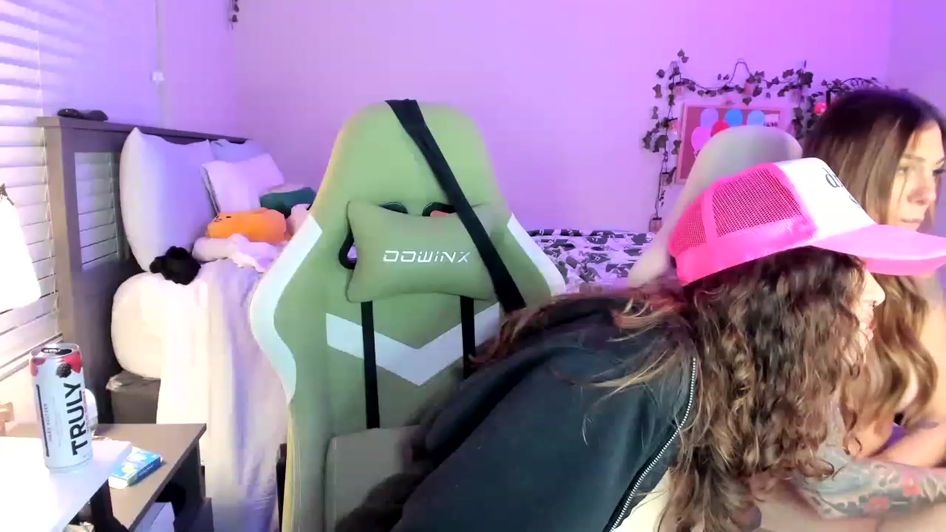 Gallery image thumbnail from GeminiJade69's myfreecams stream on, 06/18/2023, 07:34 image 8 of 20