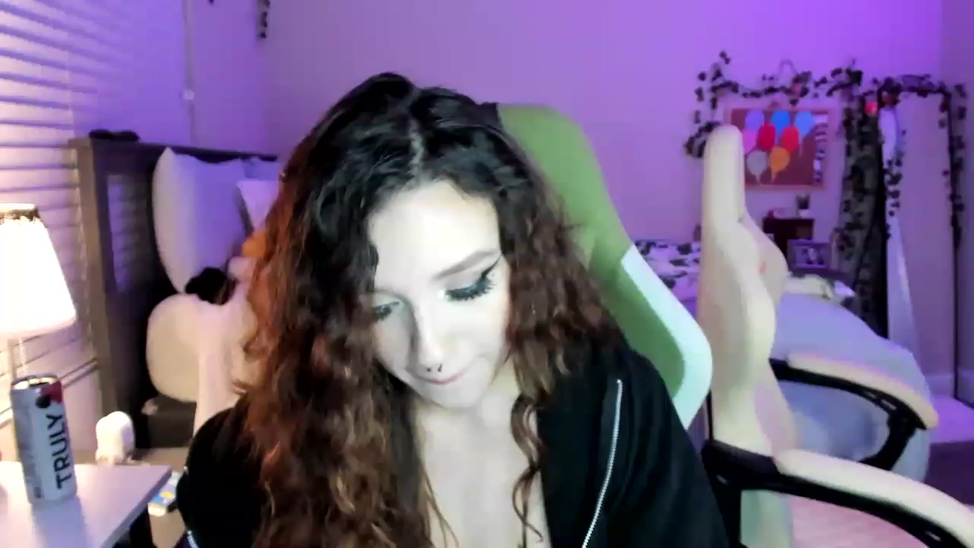 Gallery image thumbnail from GeminiJade69's myfreecams stream on, 06/18/2023, 07:34 image 2 of 20