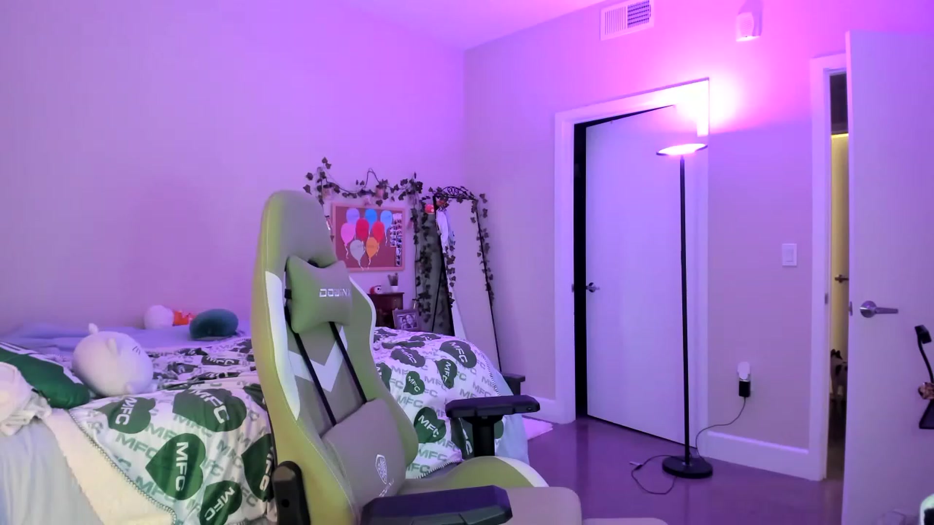 Gallery image thumbnail from GeminiJade69's myfreecams stream on, 06/23/2023, 07:05 image 18 of 20