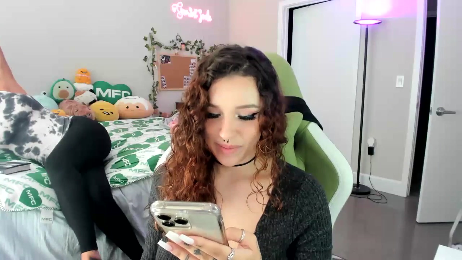 Gallery image thumbnail from GeminiJade69's myfreecams stream on, 07/13/2023, 01:21 image 15 of 20