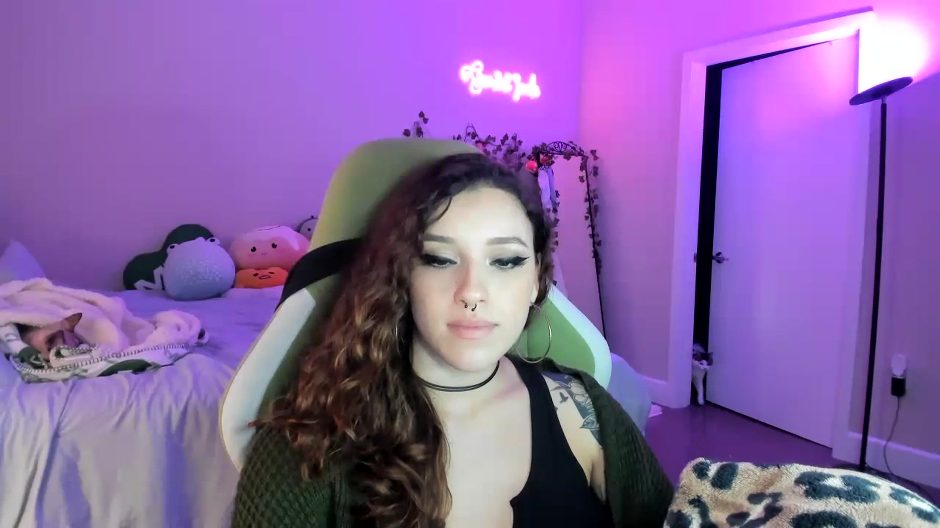 Gallery image thumbnail from GeminiJade69's myfreecams stream on, 07/16/2023, 05:43 image 12 of 20