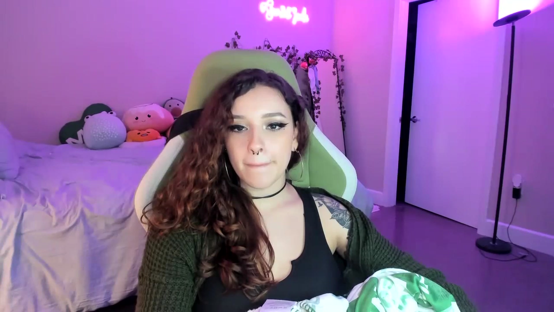 Gallery image thumbnail from GeminiJade69's myfreecams stream on, 07/16/2023, 06:32 image 15 of 20