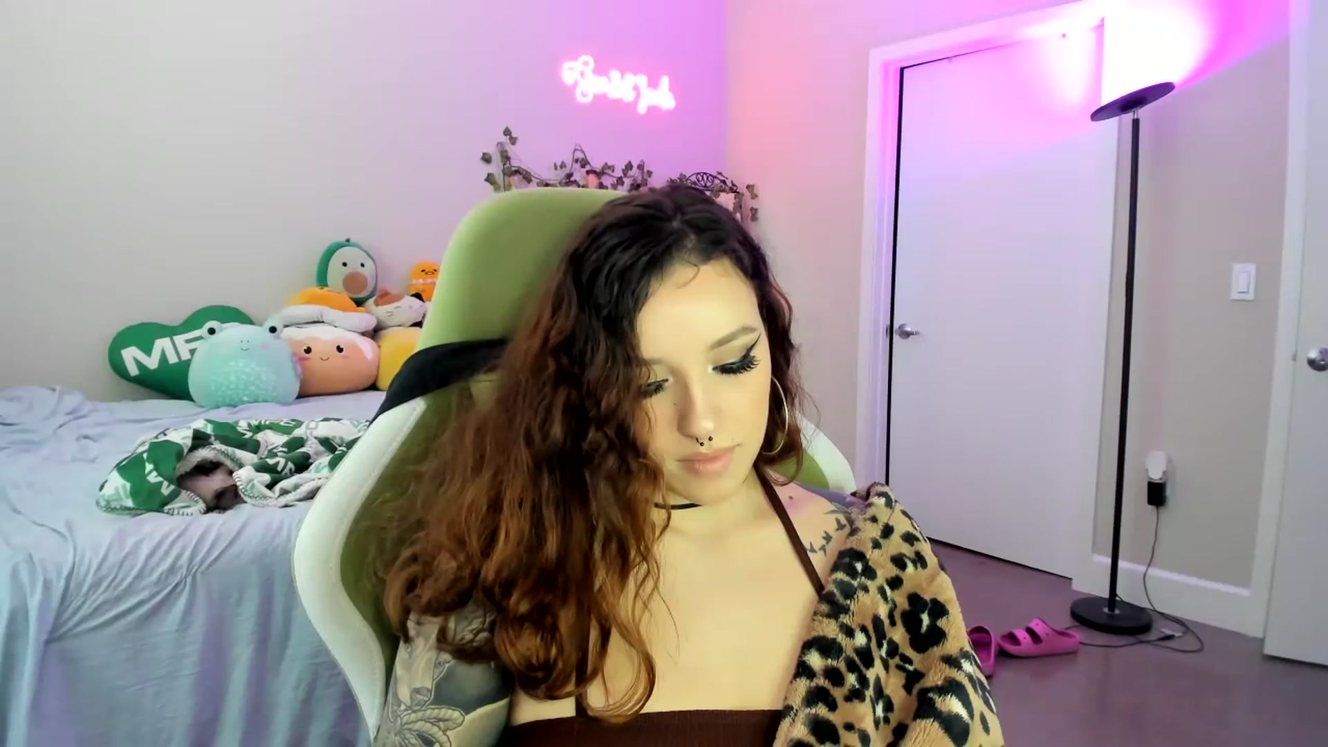 Gallery image thumbnail from GeminiJade69's myfreecams stream on, 07/17/2023, 23:38 image 17 of 20