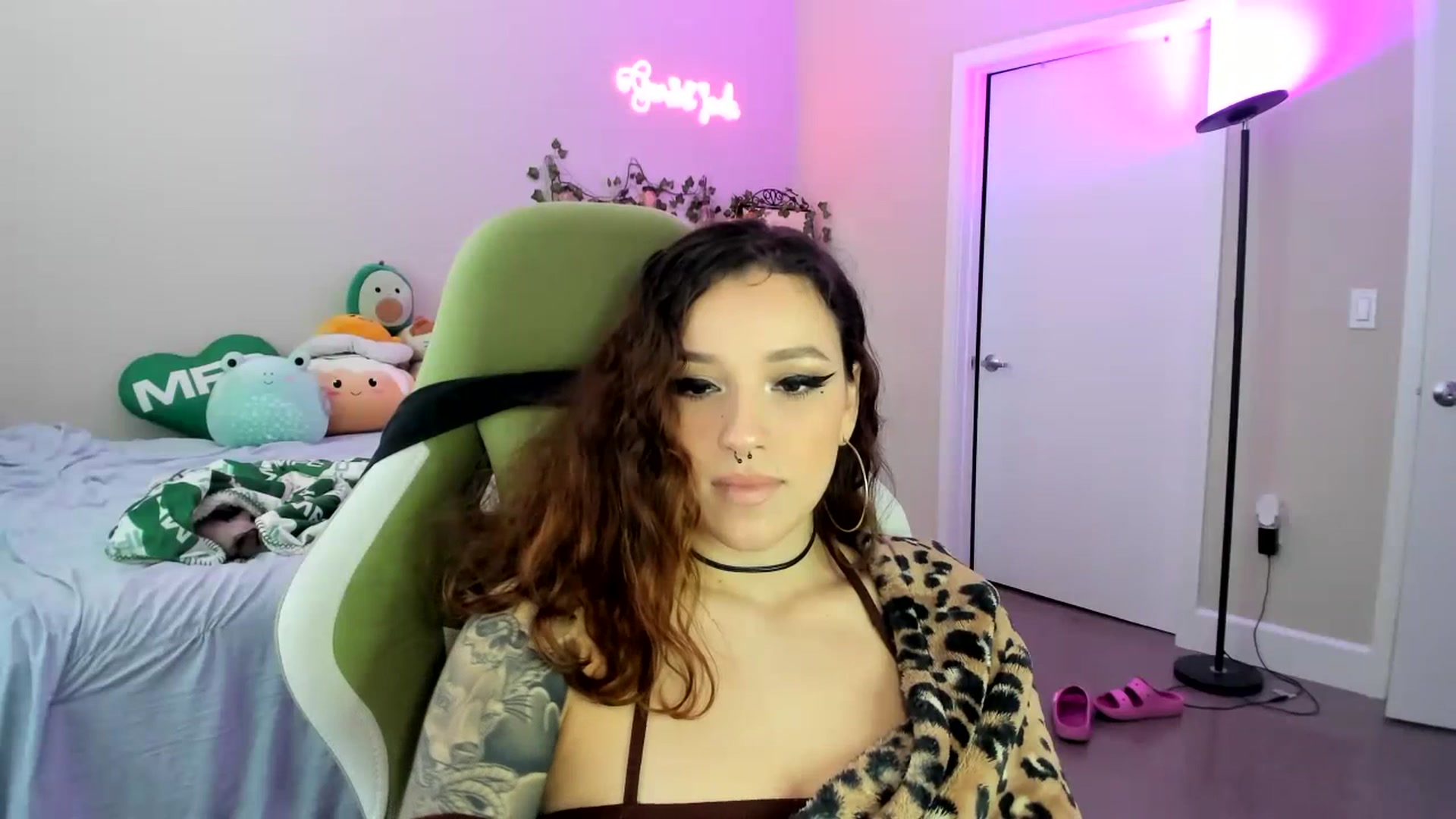Gallery image thumbnail from GeminiJade69's myfreecams stream on, 07/17/2023, 23:38 image 16 of 20