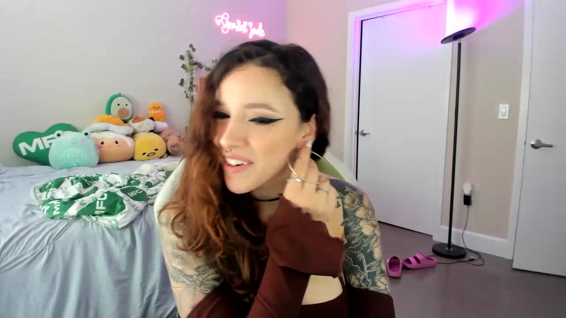 Gallery image thumbnail from GeminiJade69's myfreecams stream on, 07/18/2023, 24:46 image 16 of 20