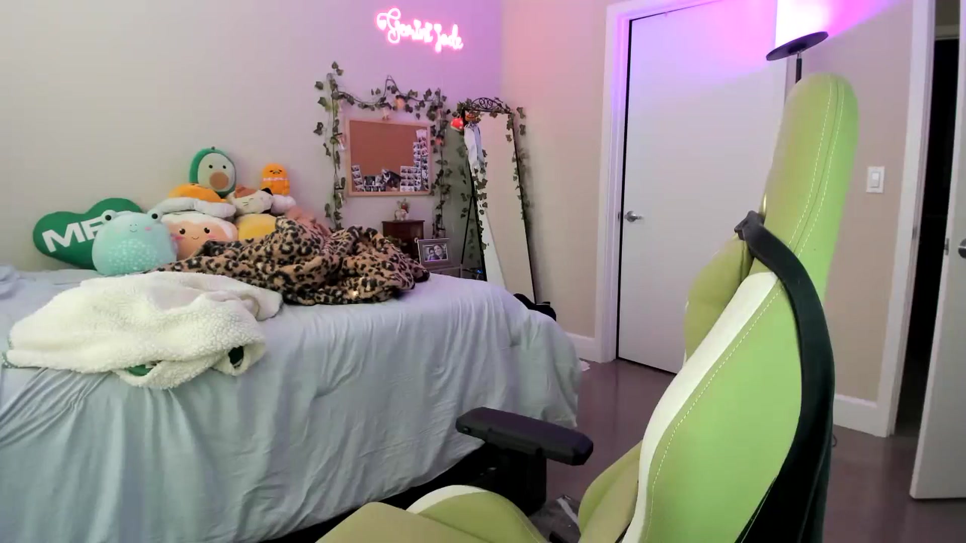 Gallery image thumbnail from GeminiJade69's myfreecams stream on, 07/18/2023, 02:17 image 12 of 20