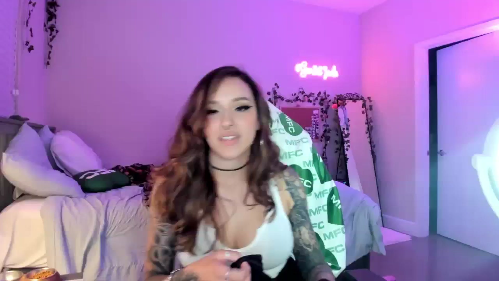 Gallery image thumbnail from GeminiJade69's myfreecams stream on, 07/30/2023, 05:18 image 2 of 20