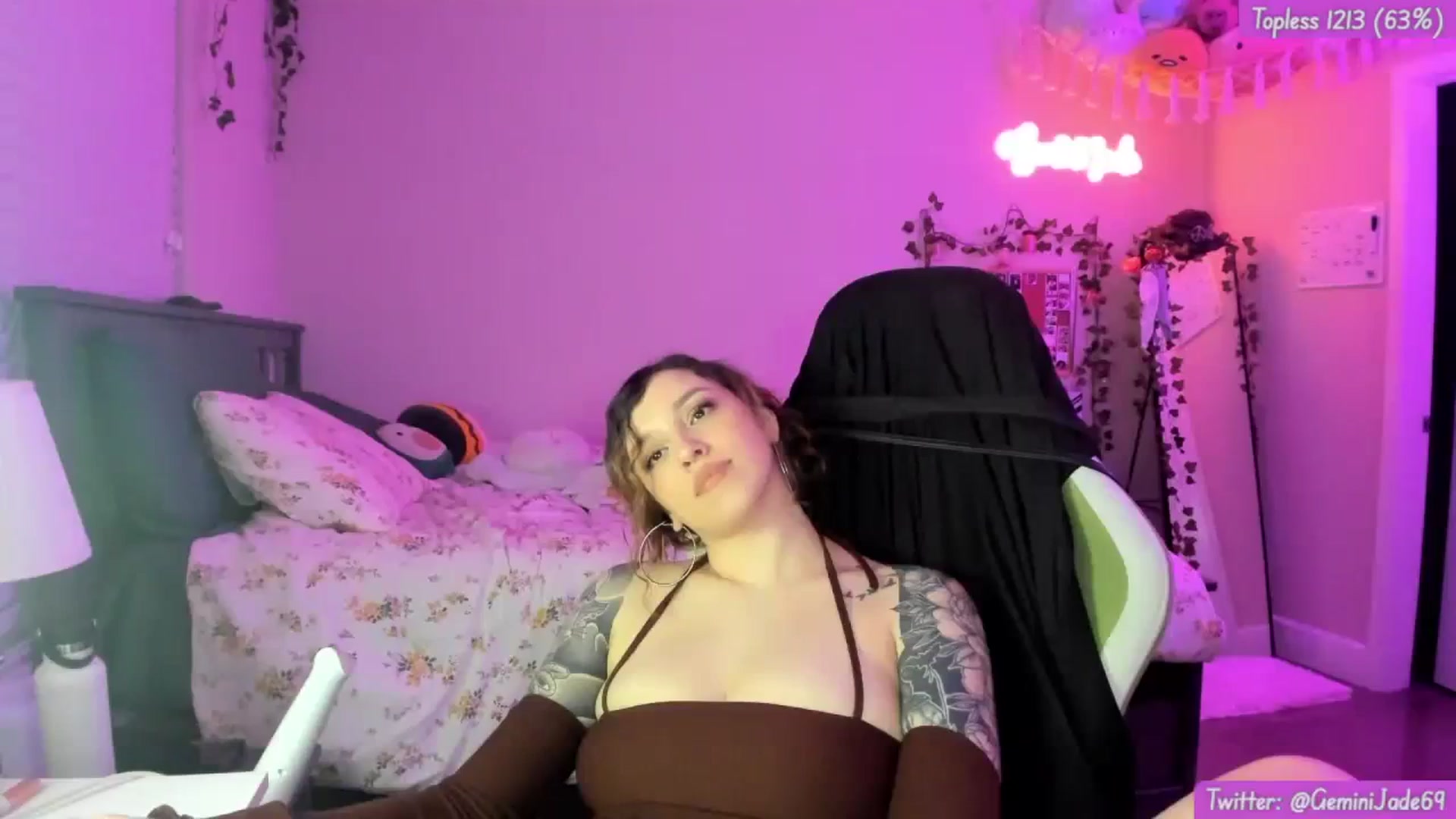 Gallery image thumbnail from GeminiJade69's myfreecams stream on, 04/01/2024, 07:41 image 12 of 20