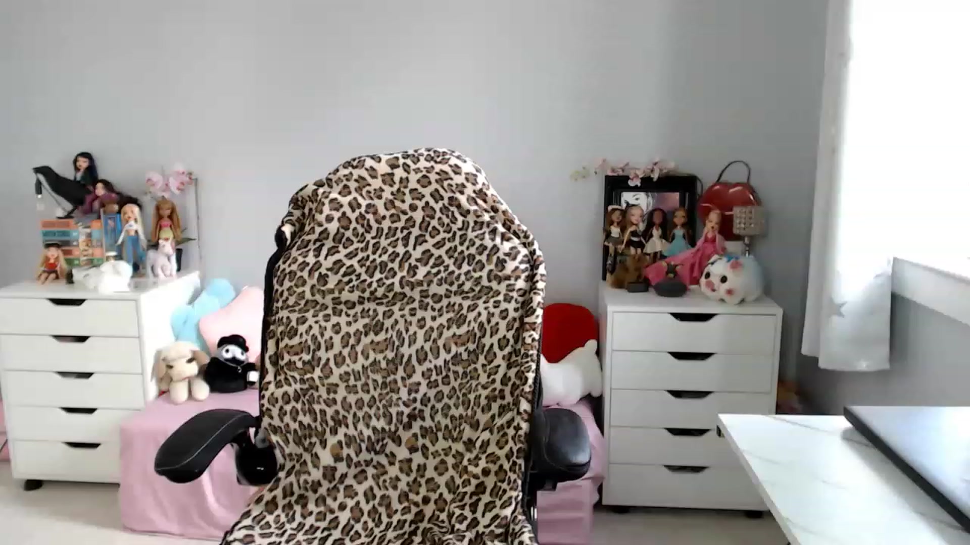 Gallery image thumbnail from GemmaMinx's myfreecams stream on, 12/01/2022, 17:39 image 2 of 20
