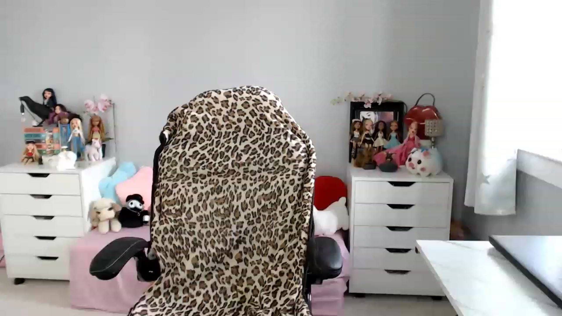 Gallery image thumbnail from GemmaMinx's myfreecams stream on, 12/01/2022, 17:39 image 1 of 20