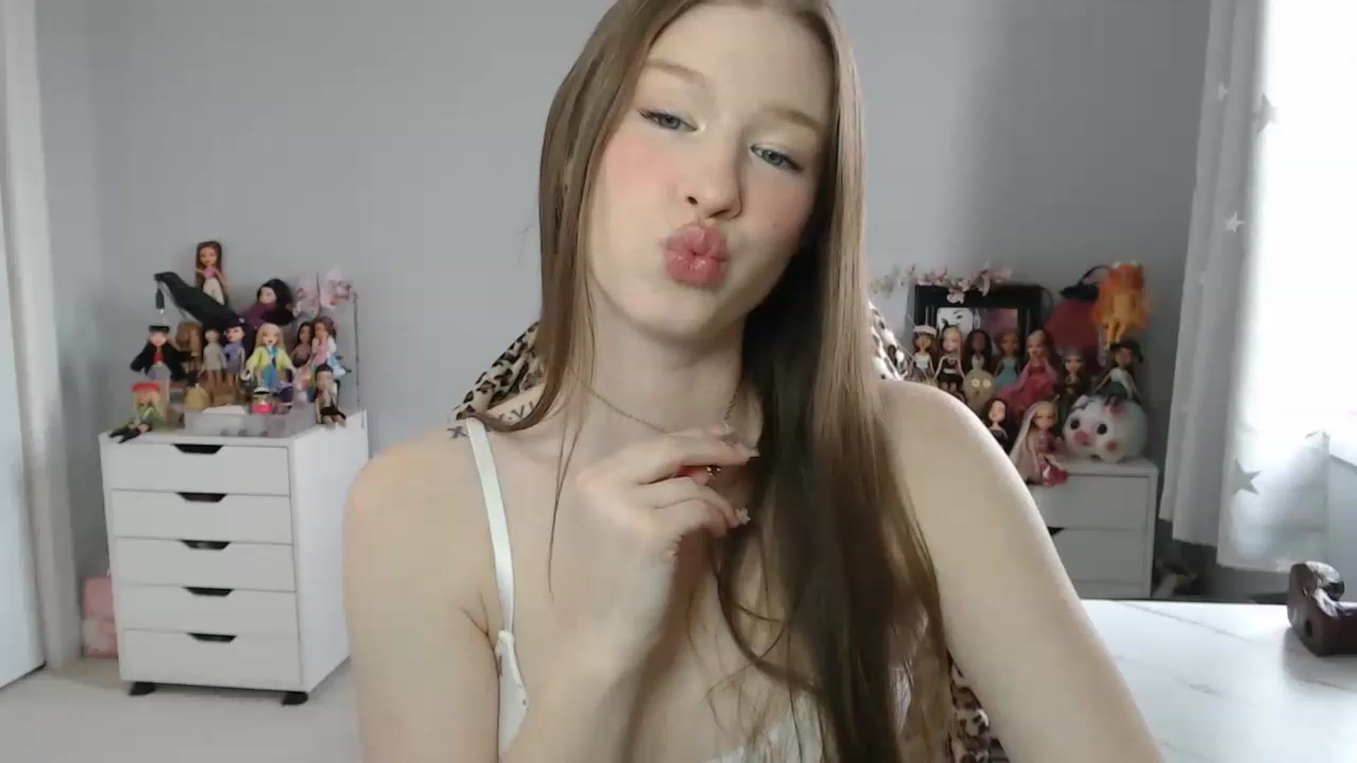 Gallery image thumbnail from GemmaMinx's myfreecams stream on, 04/06/2023, 16:45 image 2 of 20