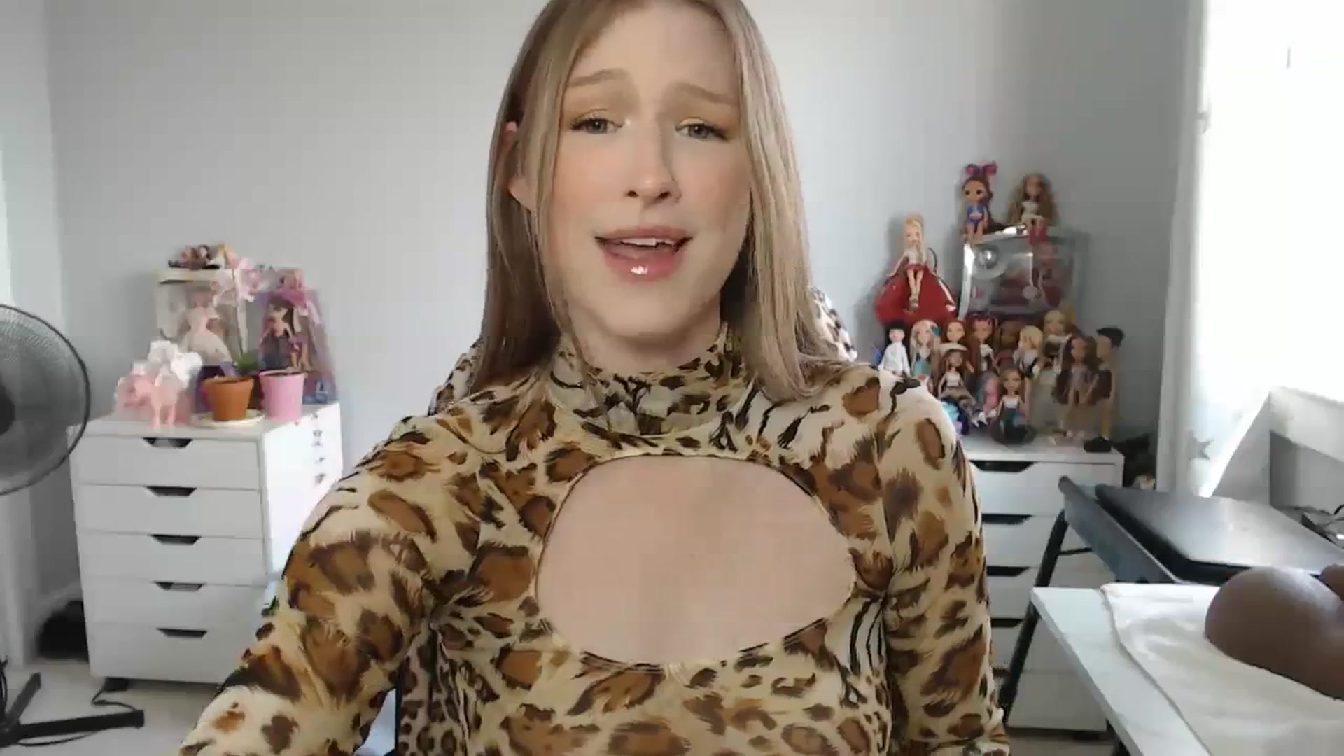 Gallery image thumbnail from GemmaMinx's myfreecams stream on, 09/07/2023, 18:18 image 12 of 20