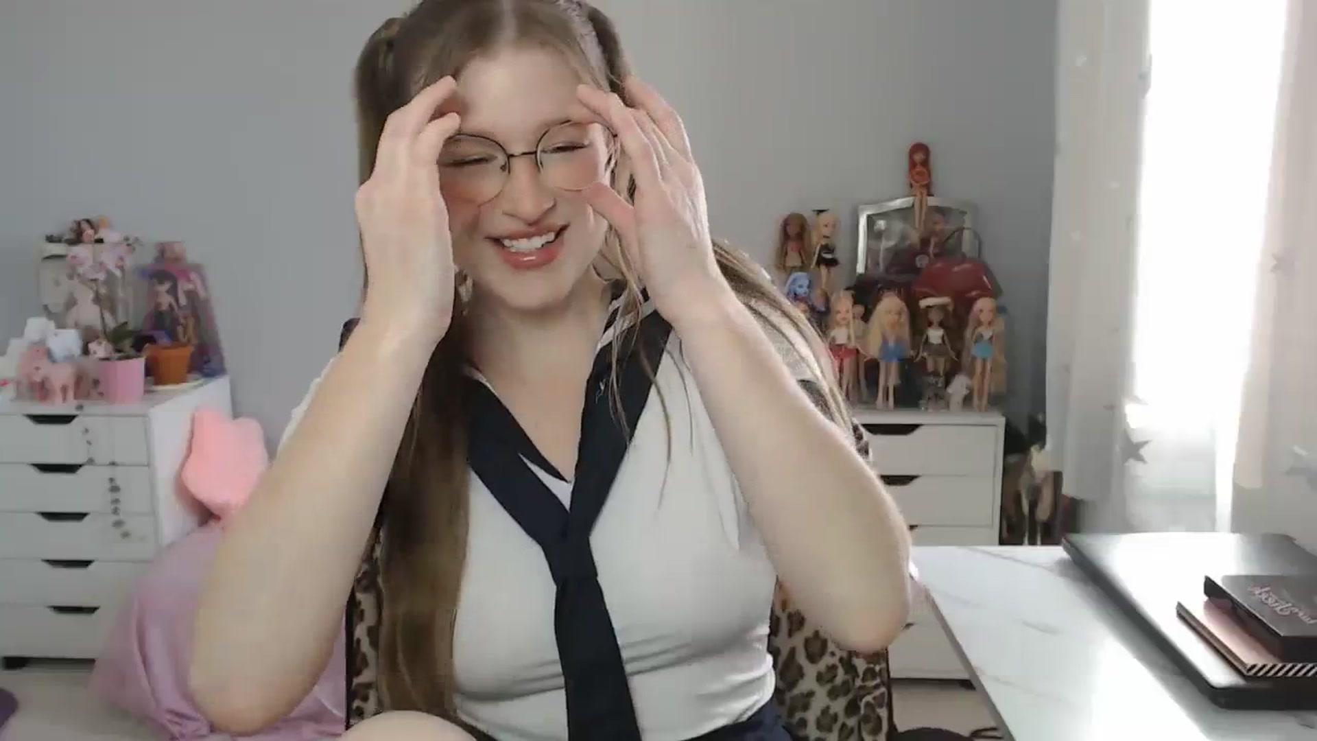 Gallery image thumbnail from GemmaMinx's myfreecams stream on, 10/23/2023, 18:31 image 15 of 20