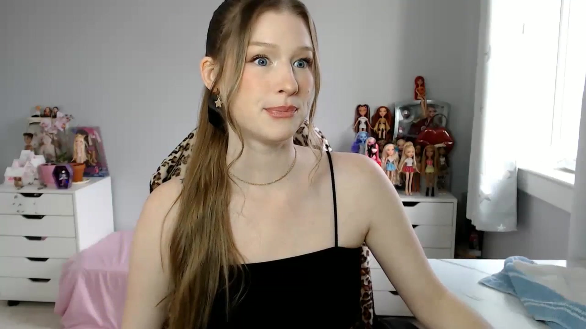 Gallery image thumbnail from GemmaMinx's myfreecams stream on, 12/14/2023, 17:23 image 3 of 20