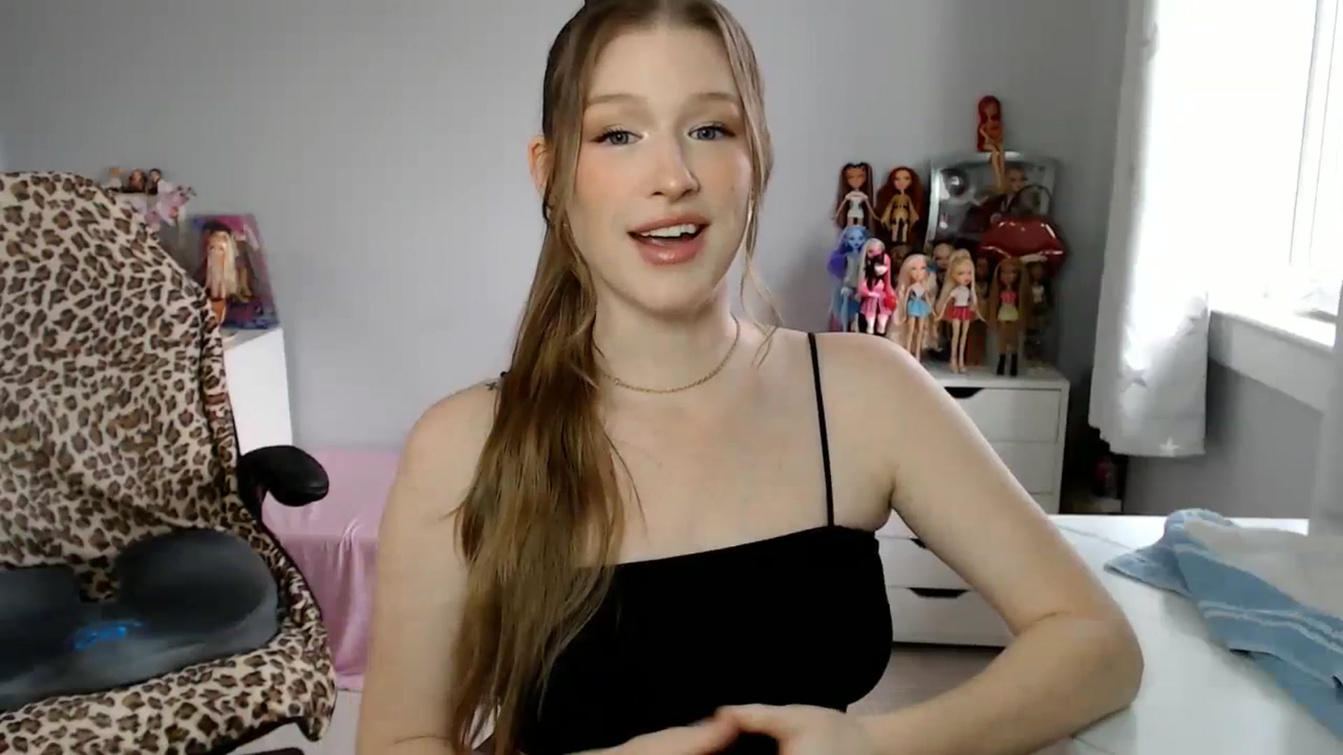Gallery image thumbnail from GemmaMinx's myfreecams stream on, 12/14/2023, 17:23 image 12 of 20