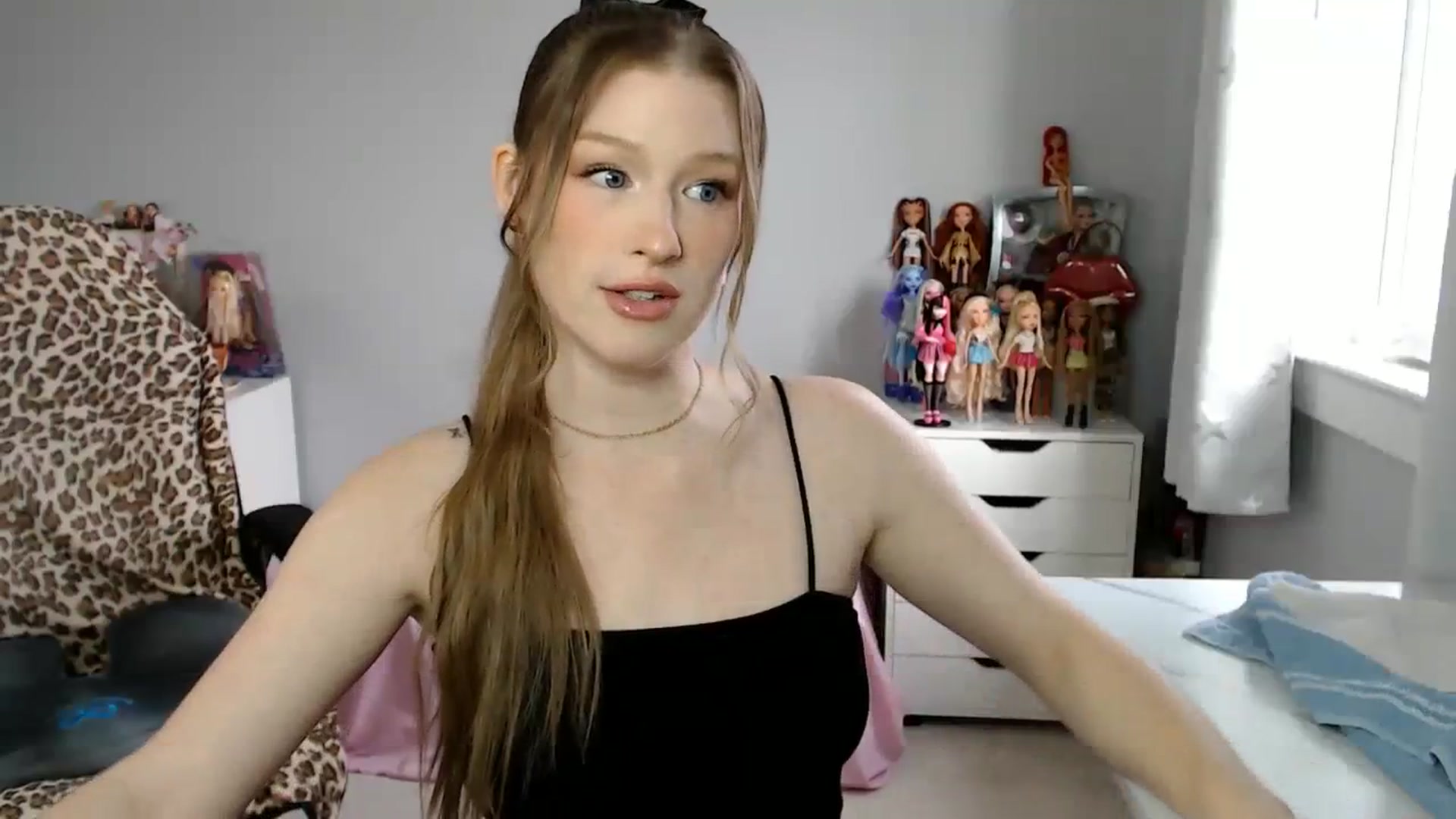 Gallery image thumbnail from GemmaMinx's myfreecams stream on, 12/14/2023, 17:23 image 10 of 20