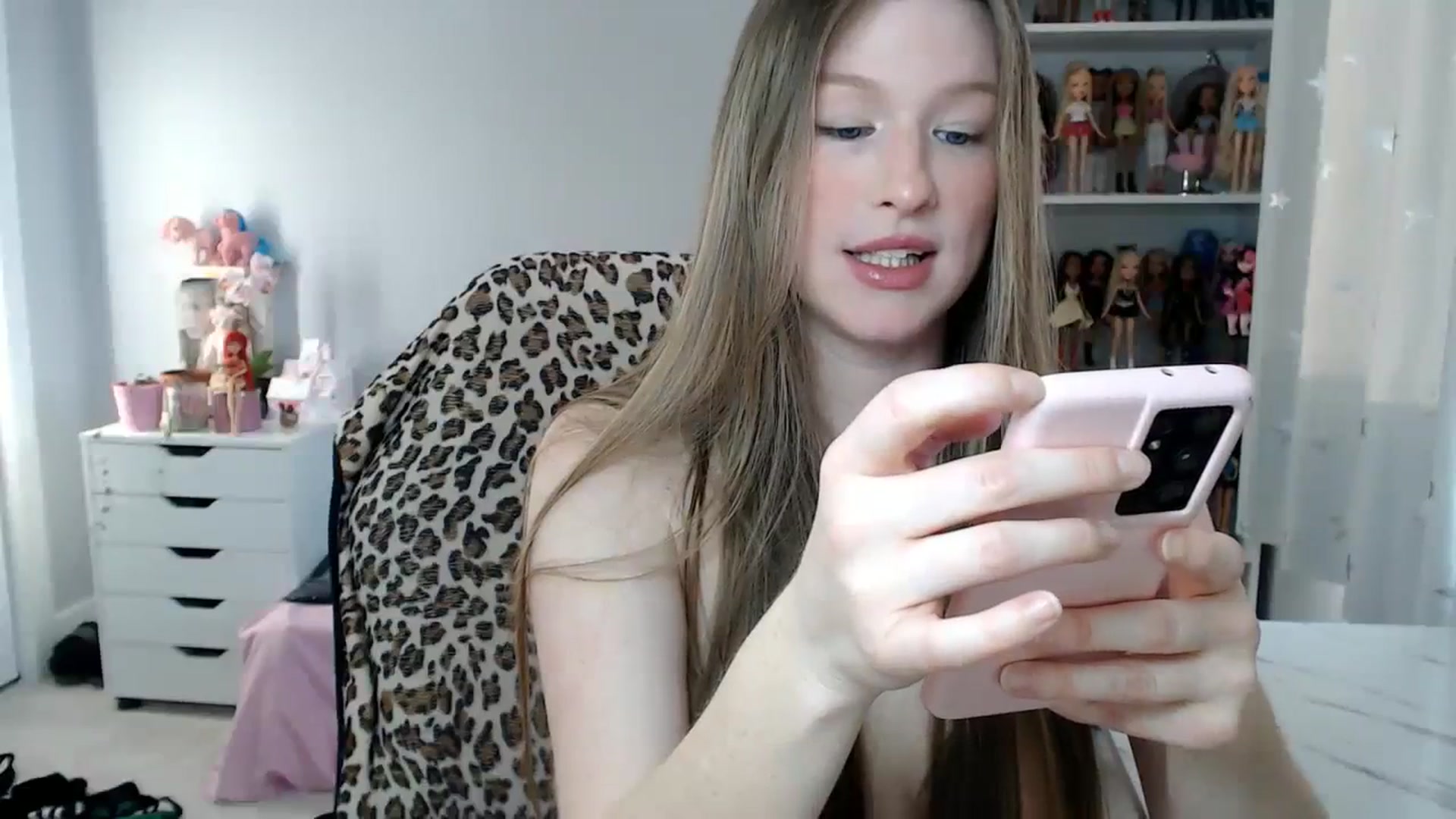 Gallery image thumbnail from GemmaMinx's myfreecams stream on, 01/04/2024, 20:47 image 13 of 20