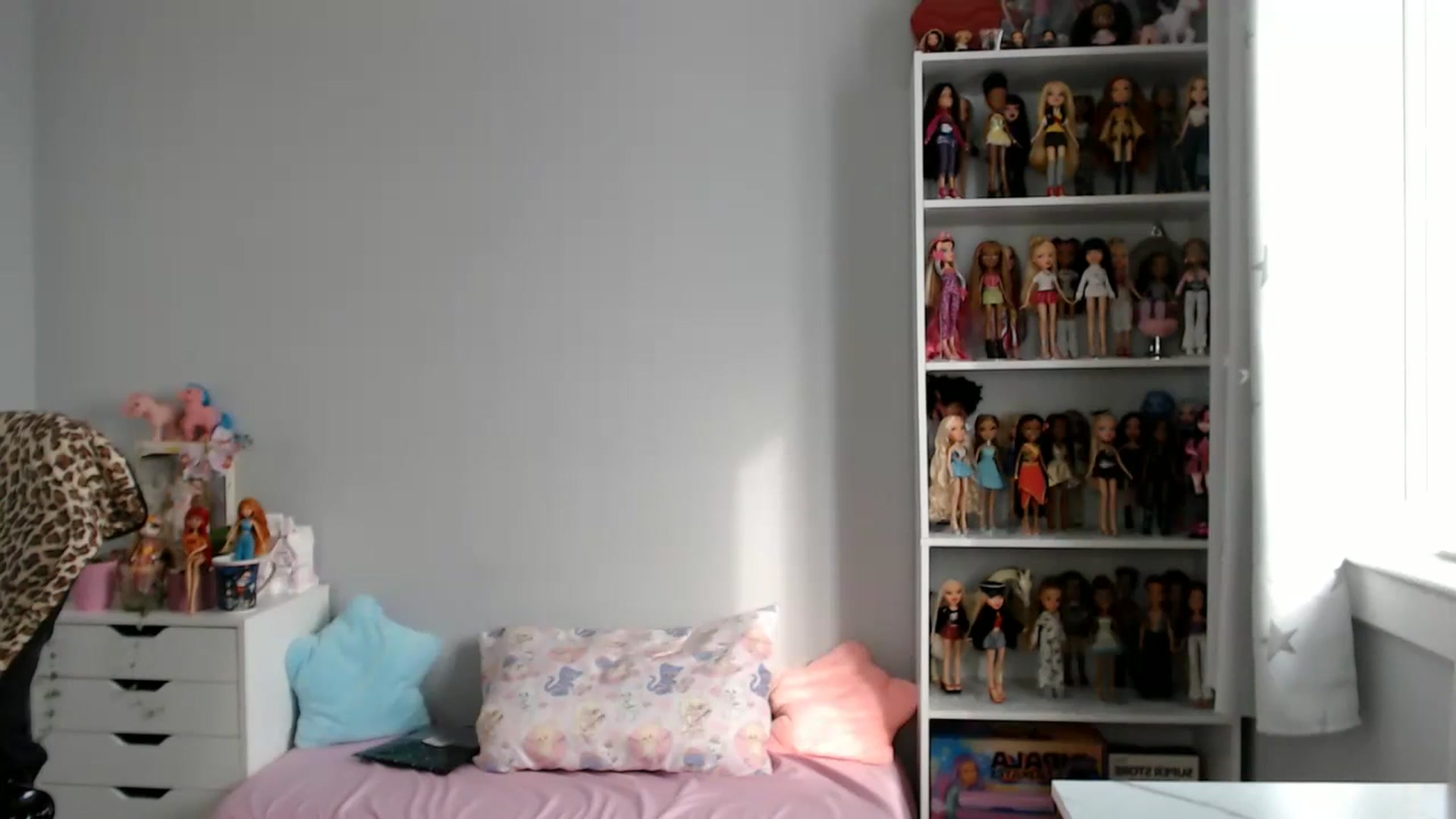 Gallery image thumbnail from GemmaMinx's myfreecams stream on, 01/22/2024, 18:11 image 13 of 20