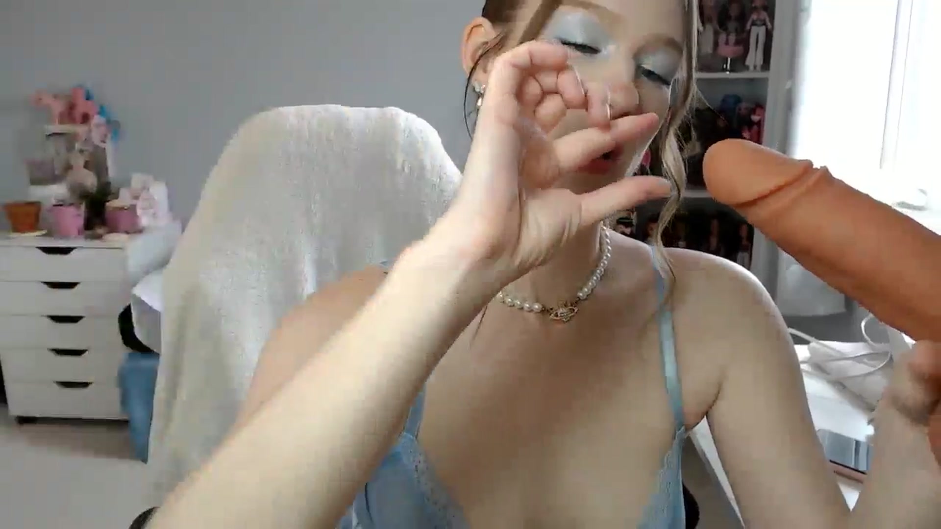Gallery image thumbnail from GemmaMinx's myfreecams stream on, 06/24/2024, 16:52 image 5 of 20