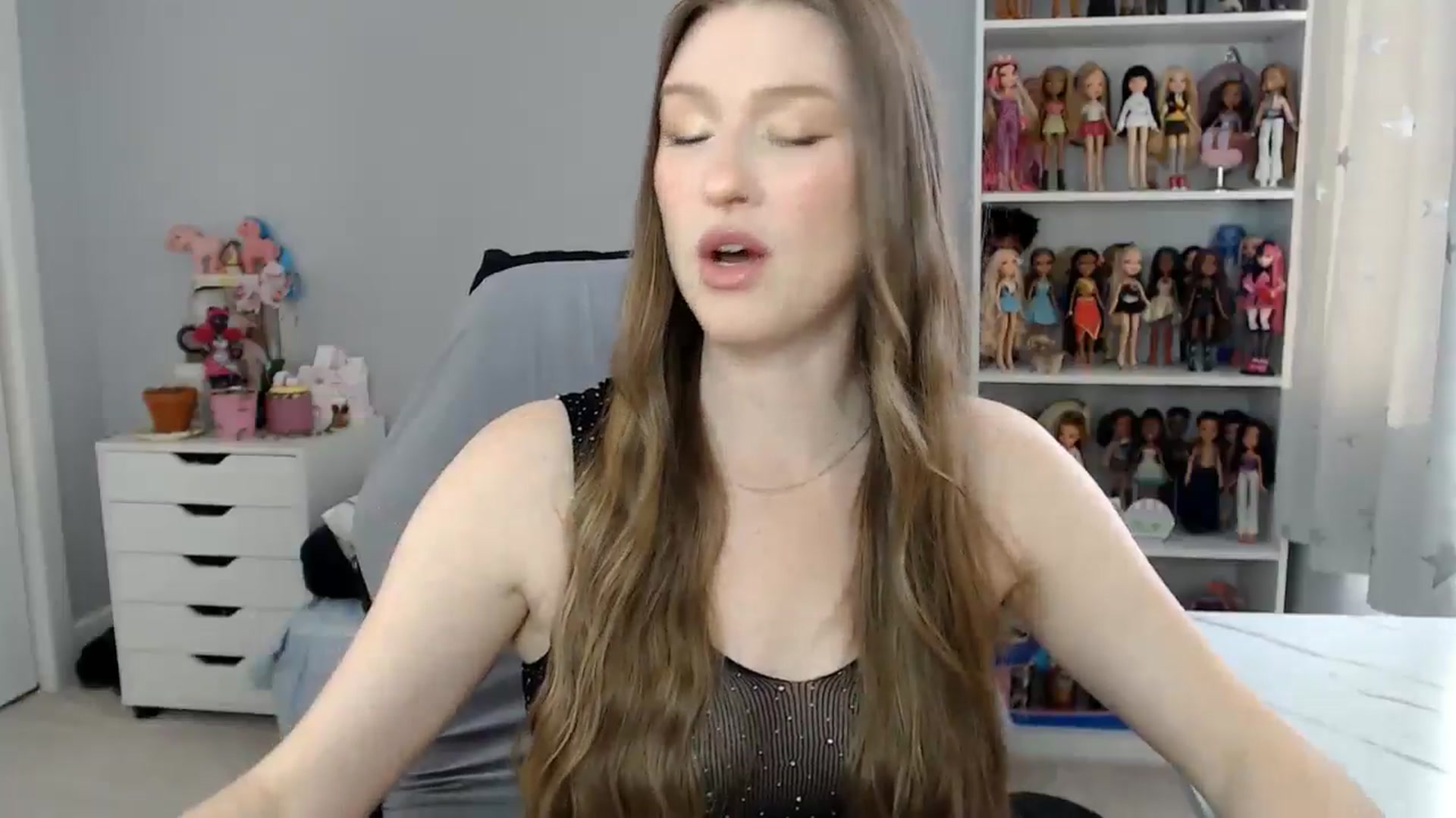 Gallery image thumbnail from GemmaMinx's myfreecams stream on, 11/12/2024, 19:46 image 8 of 20