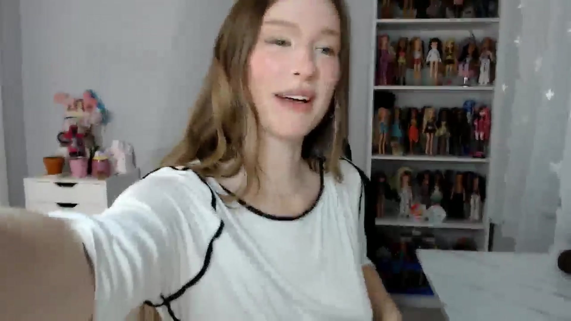 Gallery image thumbnail from GemmaMinx's myfreecams stream on, 11/12/2024, 22:40 image 19 of 20