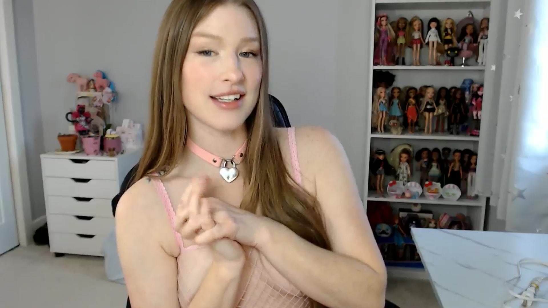 Gallery image thumbnail from GemmaMinx's myfreecams stream on, 11/26/2024, 21:23 image 18 of 20