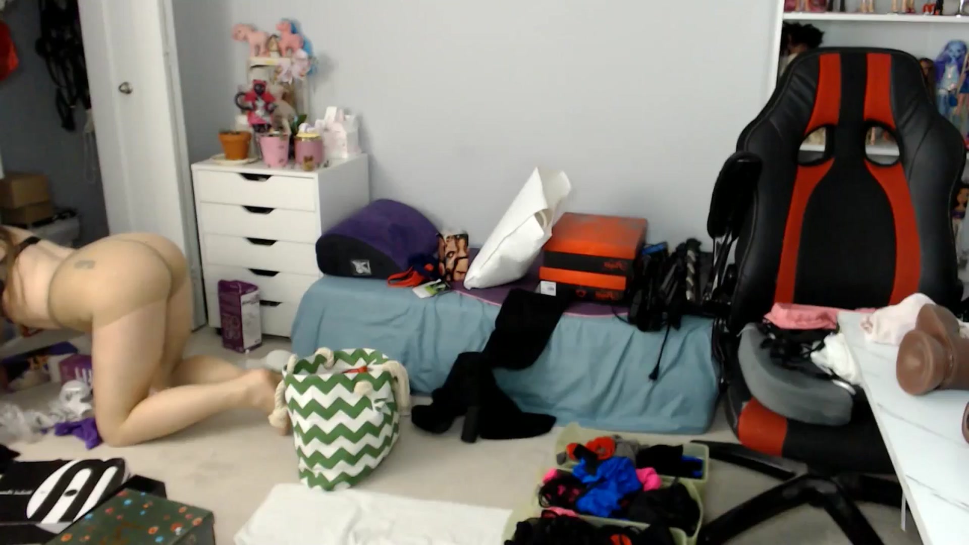 Gallery image thumbnail from GemmaMinx's myfreecams stream on, 12/01/2024, 01:25 image 13 of 20