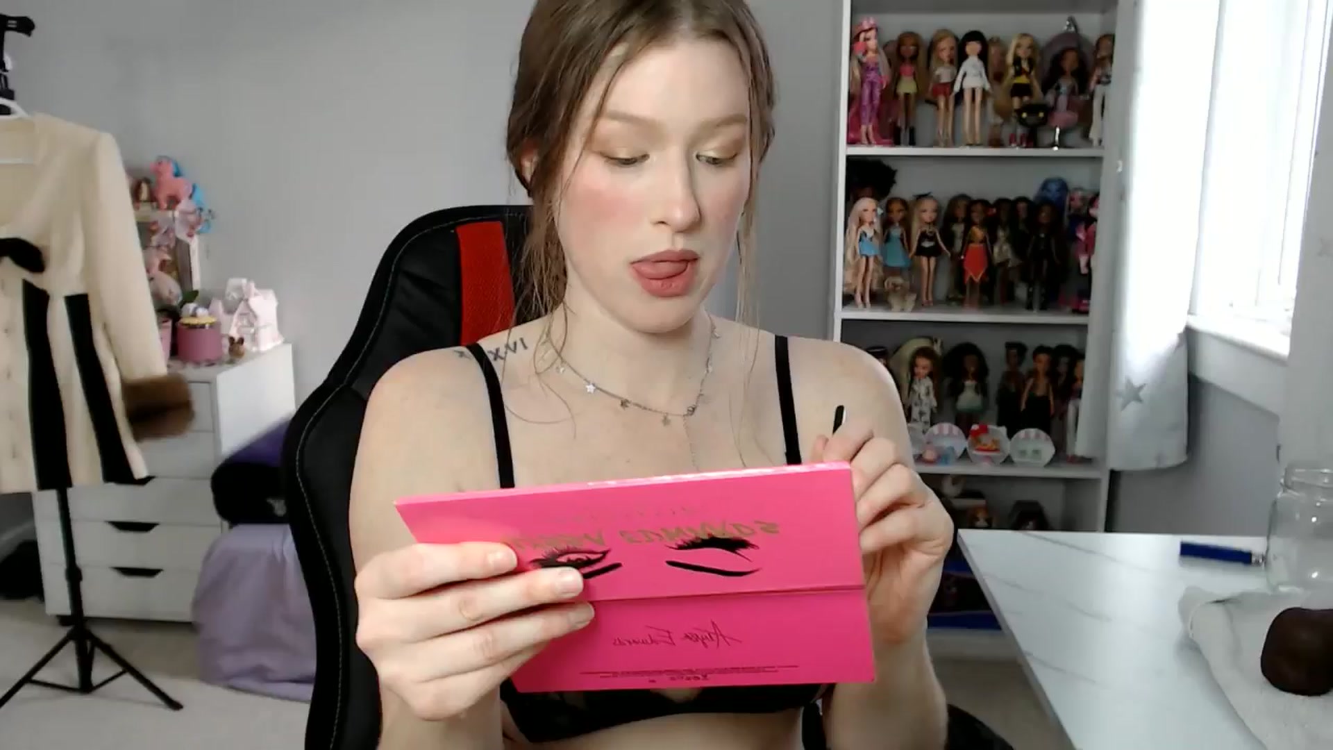 Gallery image thumbnail from GemmaMinx's myfreecams stream on, 12/20/2024, 20:03 image 1 of 20