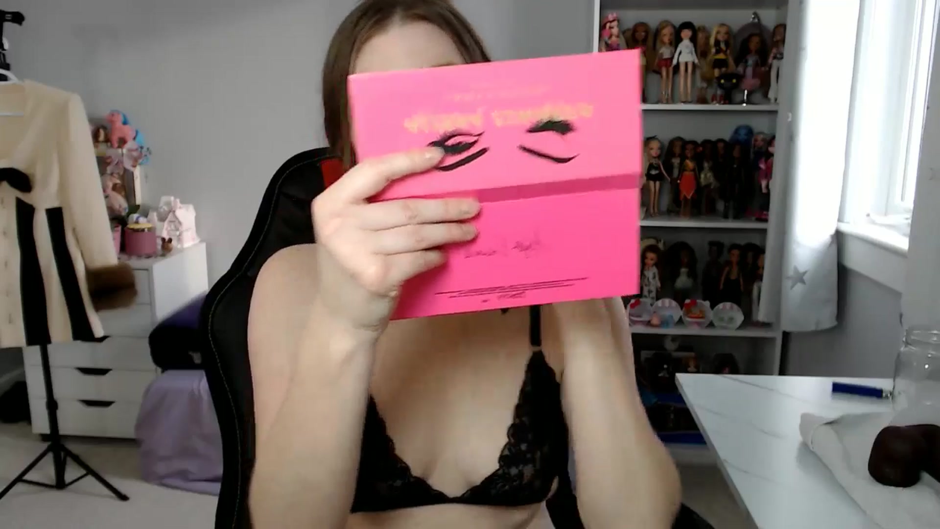 Gallery image thumbnail from GemmaMinx's myfreecams stream on, 12/20/2024, 20:03 image 3 of 20