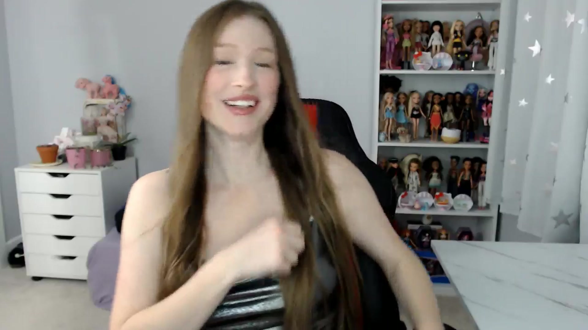 Gallery image thumbnail from GemmaMinx's myfreecams stream on, 01/01/2025, 24:20 image 8 of 20