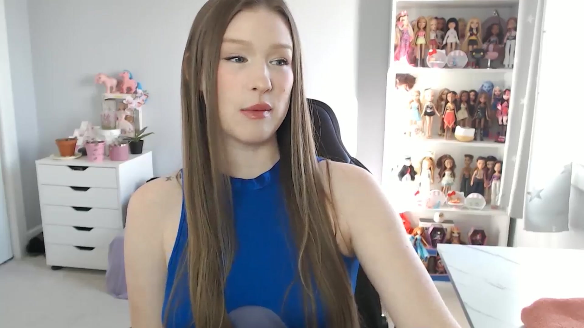 Gallery image thumbnail from GemmaMinx's myfreecams stream on, 01/10/2025, 18:10 image 4 of 20