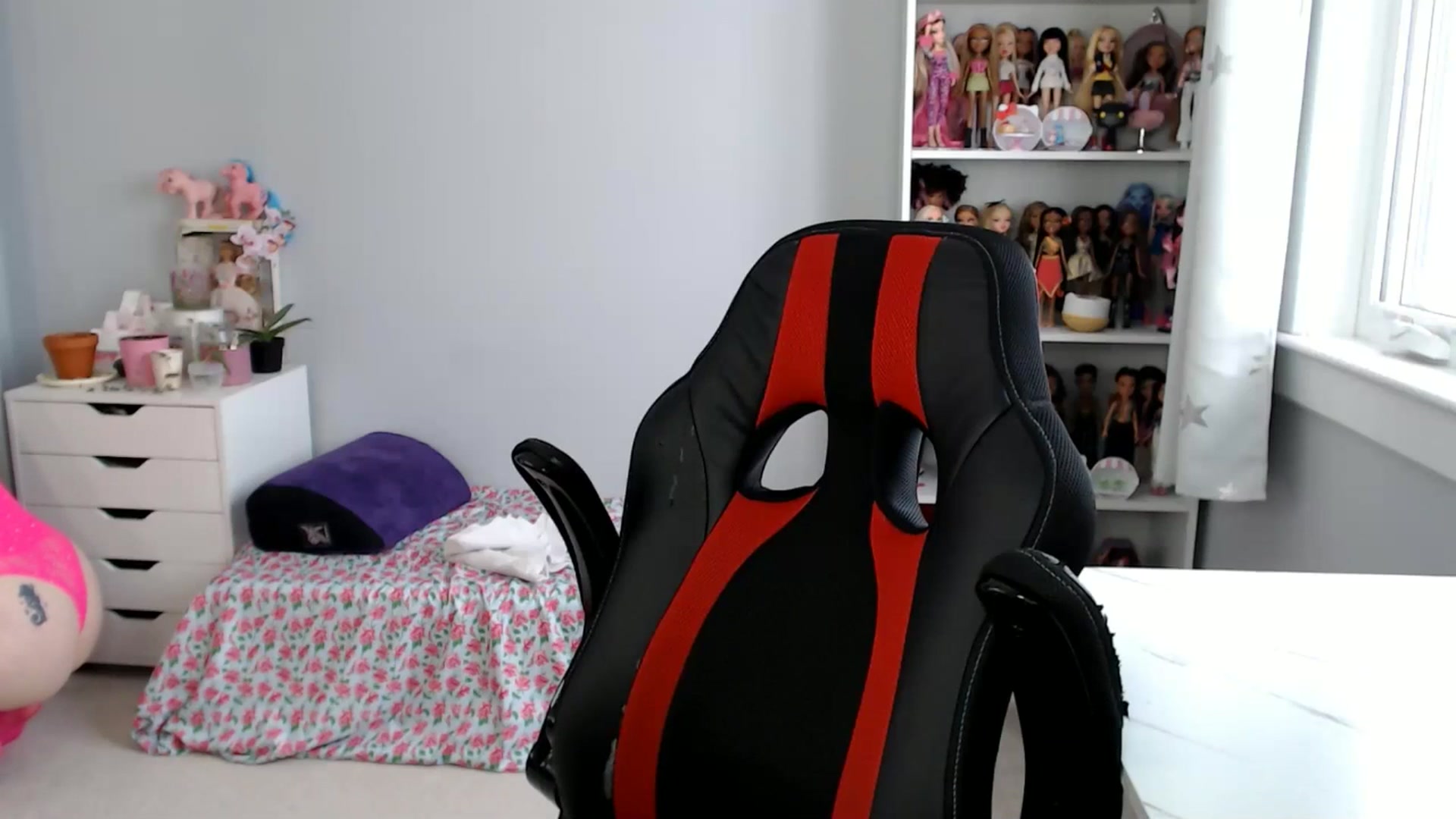Gallery image thumbnail from GemmaMinx's myfreecams stream on, 02/06/2025, 19:37 image 15 of 20