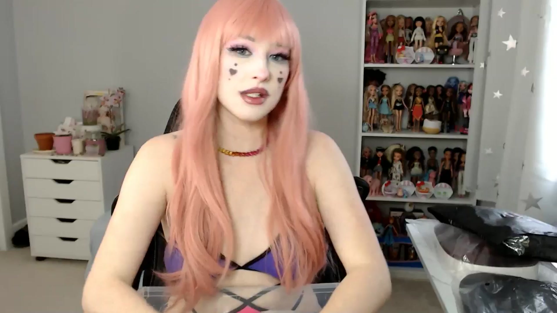 Gallery image thumbnail from GemmaMinx's myfreecams stream on, 02/25/2025, 20:59 image 15 of 20