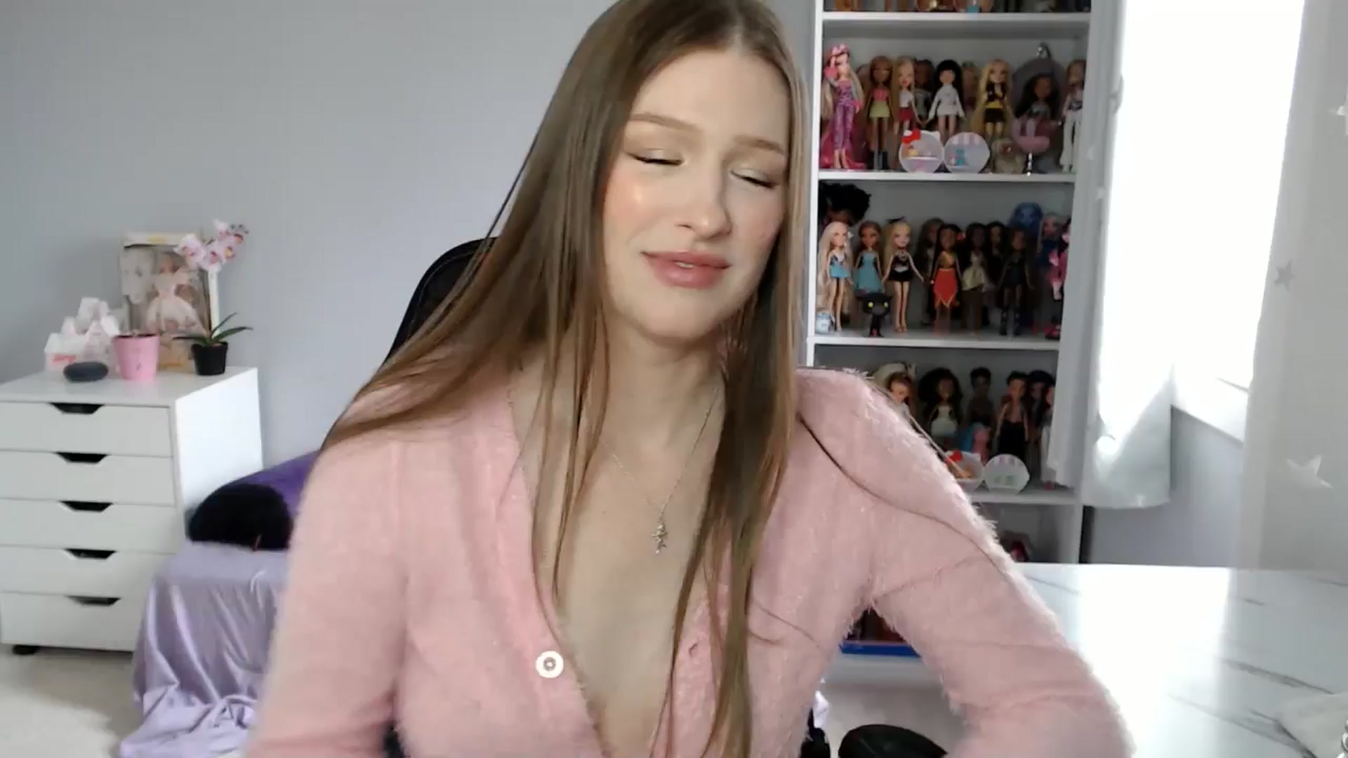 Gallery image thumbnail from GemmaMinx's myfreecams stream on, 03/25/2025, 18:44 image 15 of 20