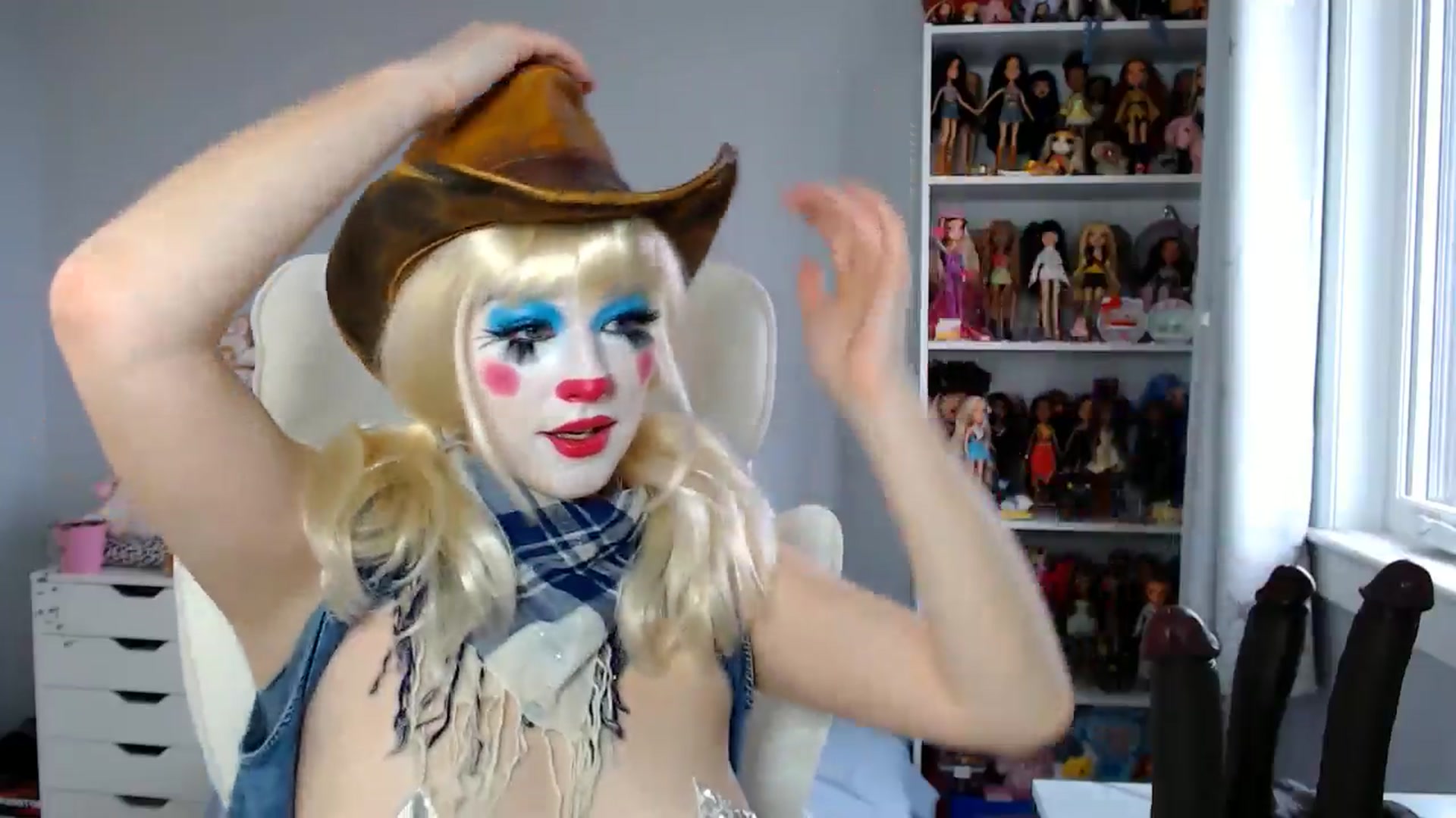 Gallery image thumbnail from GemmaMinx's myfreecams stream on, 10/31/2025, 17:25 image 10 of 20